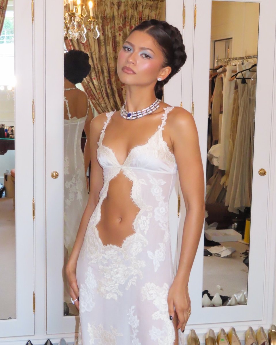 Zendaya's Elegant Style (photo 2 of 2)