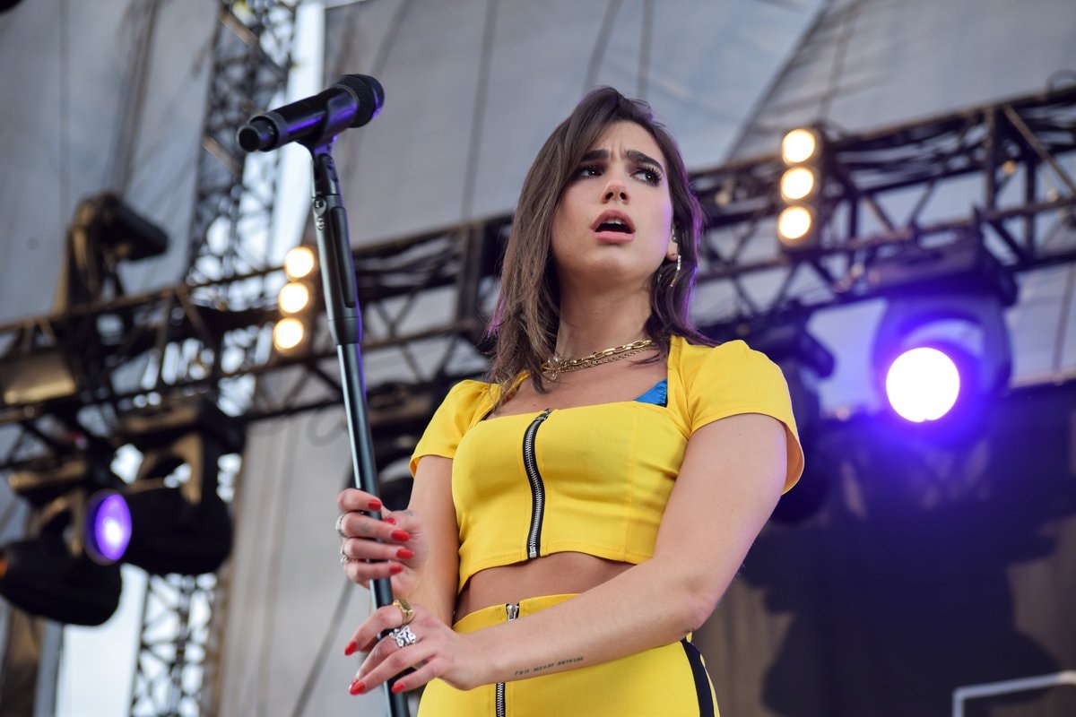 Dua Lipa live performance (photo 2 of 3)