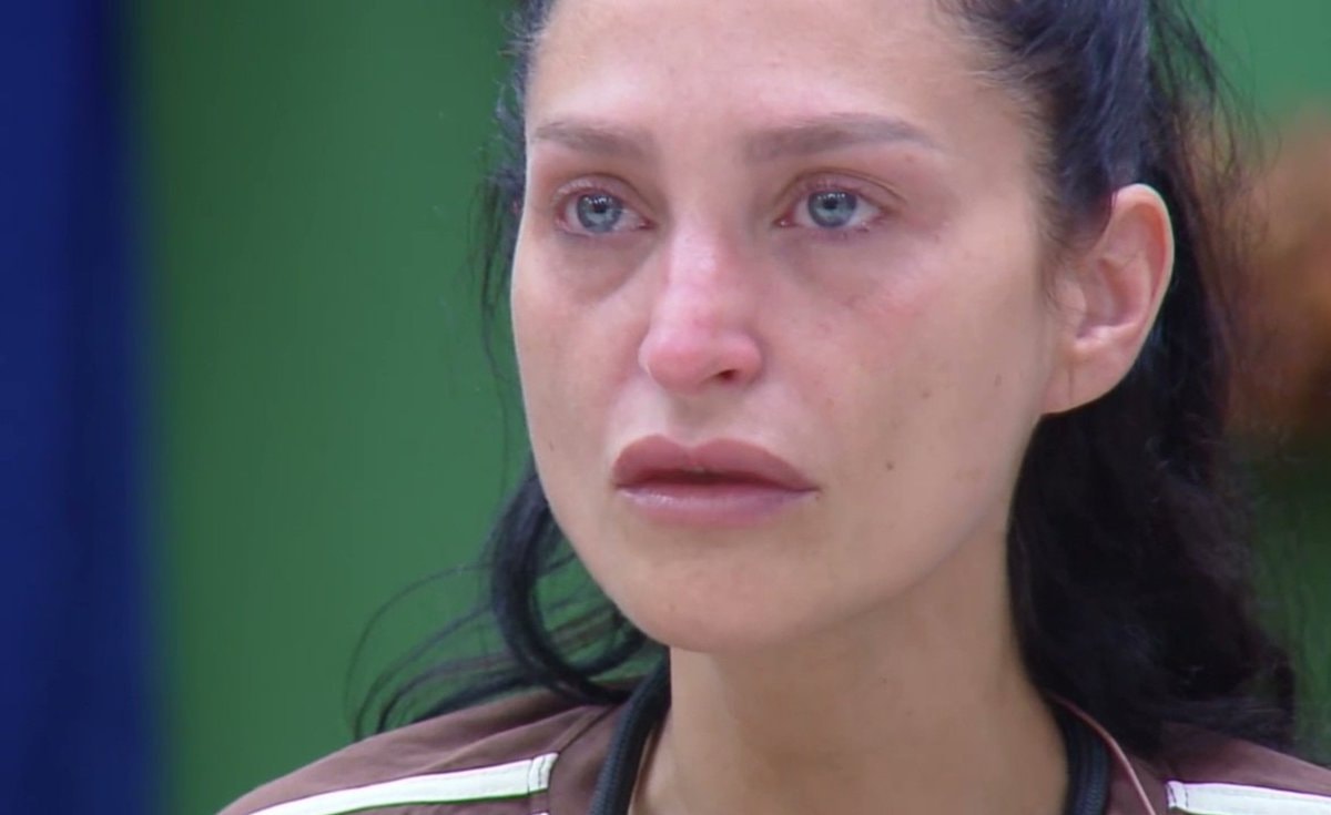 Ariela emotional over Serginho on A Fazenda
