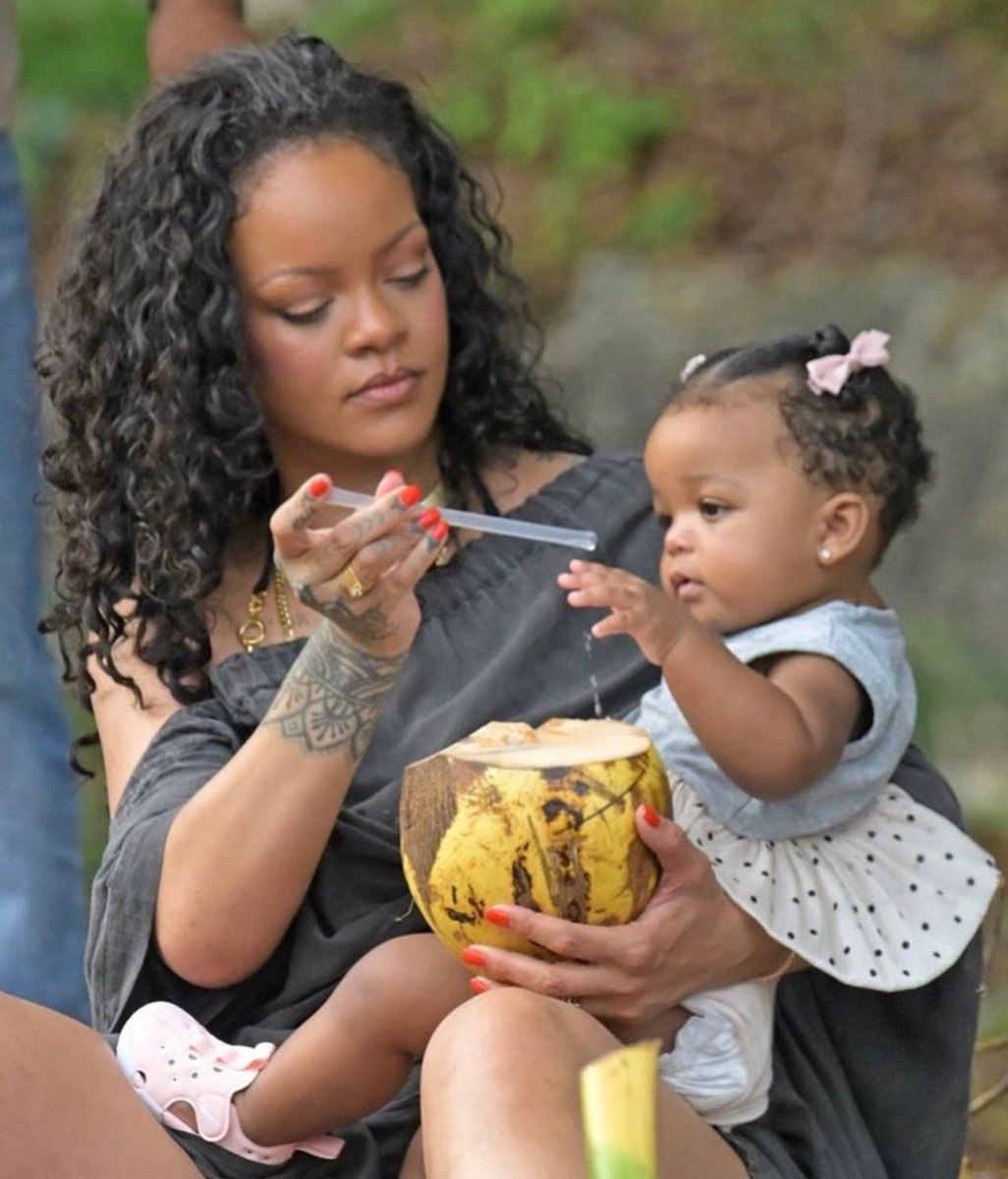 Rihanna ISLAND GYAL bus moment (photo 3 of 3)
