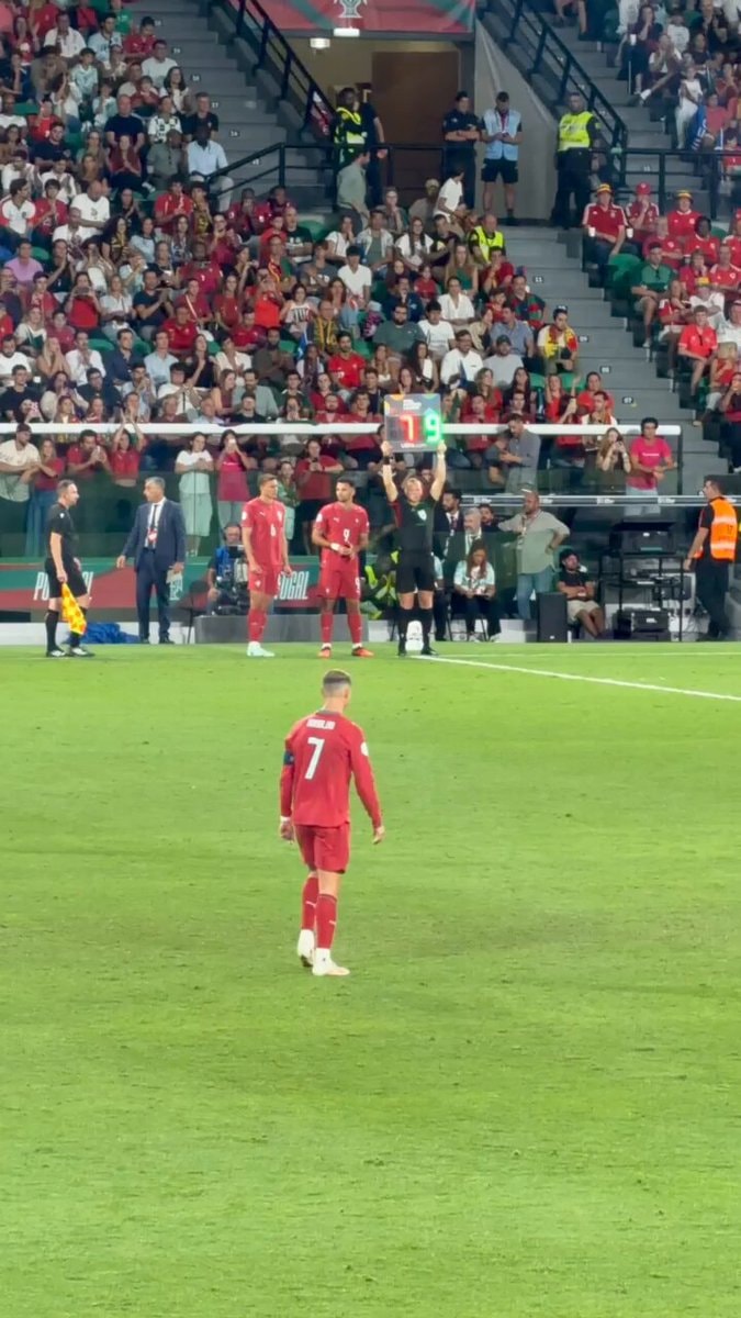 Cristiano Ronaldo standing ovation GOAT