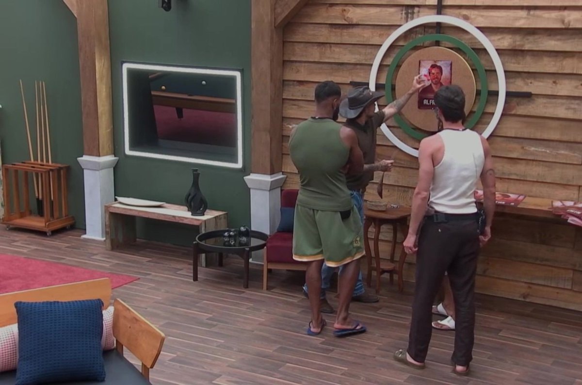 Jottapê confronts defamer in #AFazenda