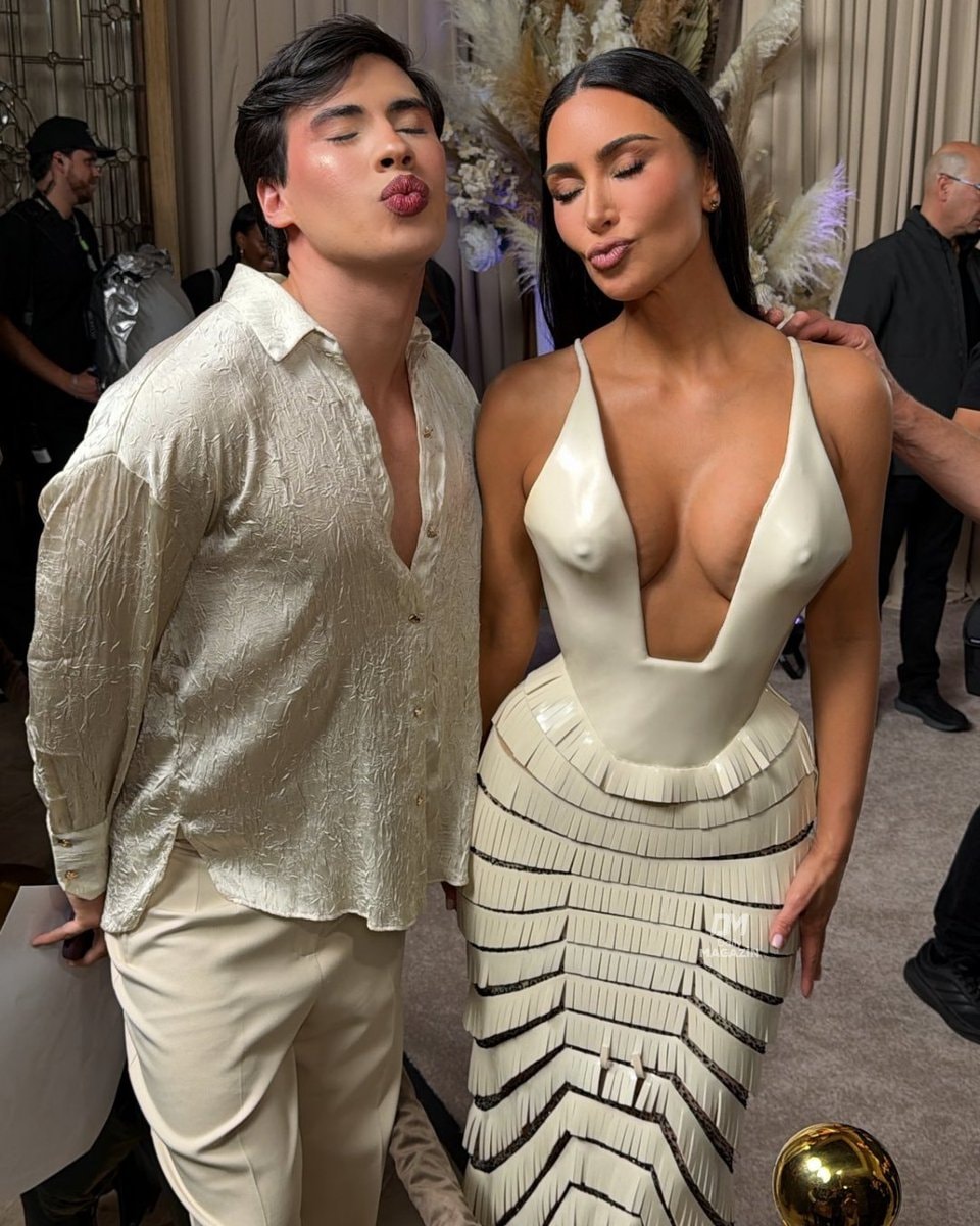 Kim Kardashian posing (photo 2 of 2)