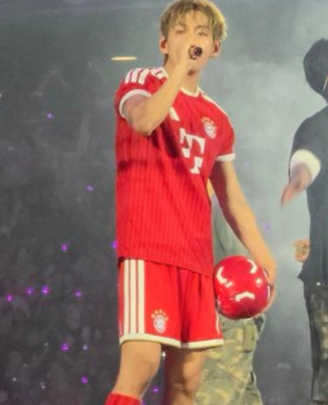 Taehyung FC Bayern Munich jersey (photo 2 of 2)