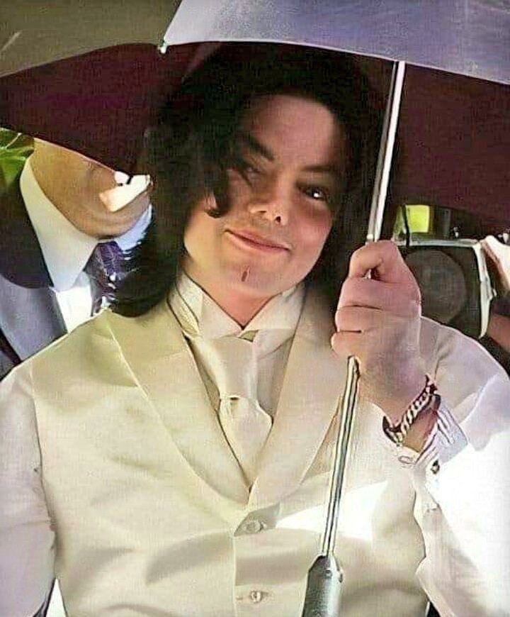 Michael Jackson leaning out of car (photo 2 of 2)
