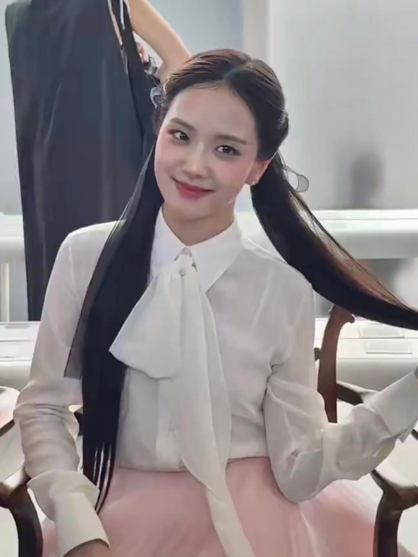 JISOO at the Dior Fashion Show (photo 2 of 2)