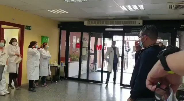 Spanish cabbie honored by hospital staff Spanish cabbie honored by hospital staff