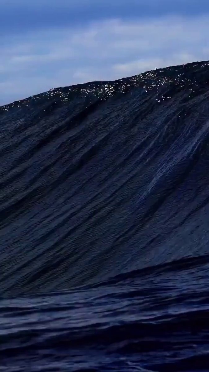 ocean wave changing color