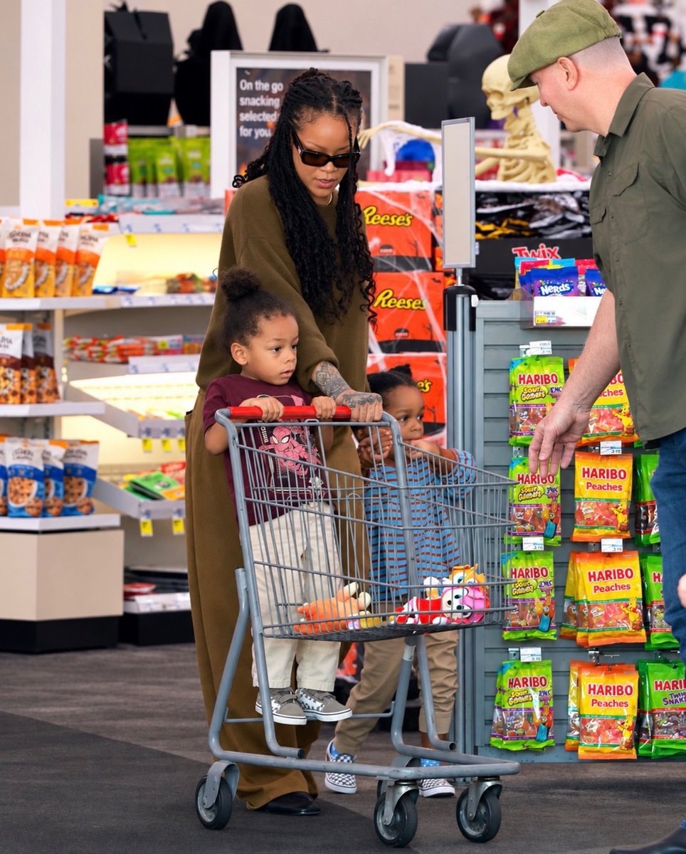 Rihanna with sons RZA and Riot (photo 3 of 3)