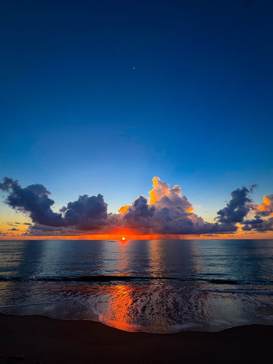 Breathtaking Ocean Sunset (photo 4 of 4)