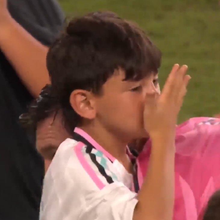 Messi son smells hand after 49th trophy (photo 2 of 2)