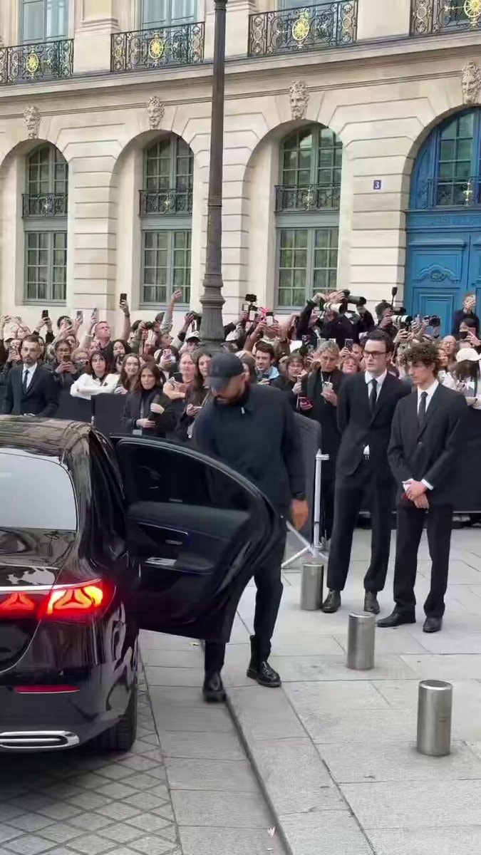 Paris Jackson runs to Janet Jackson