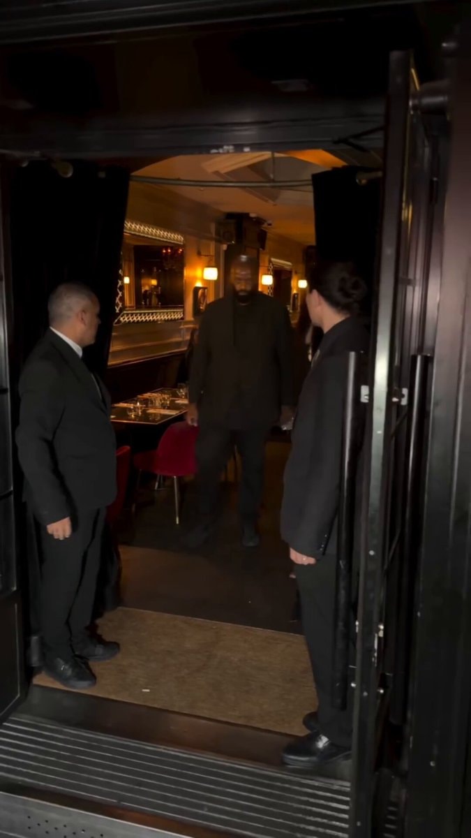 Rihanna at César Restaurant Paris Rihanna at César Restaurant Paris