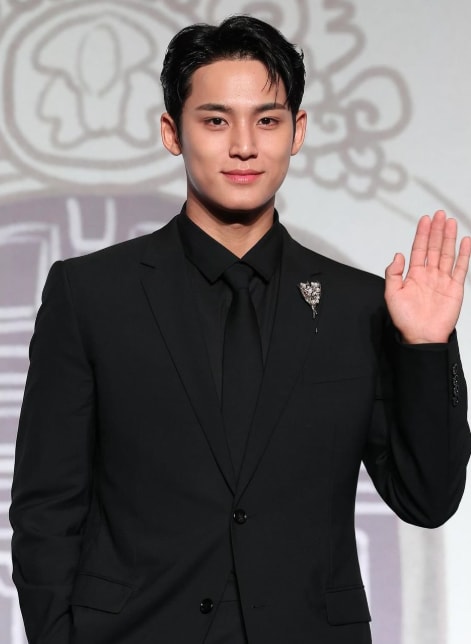 Mingyu SEVENTEEN military service (photo 2 of 2)