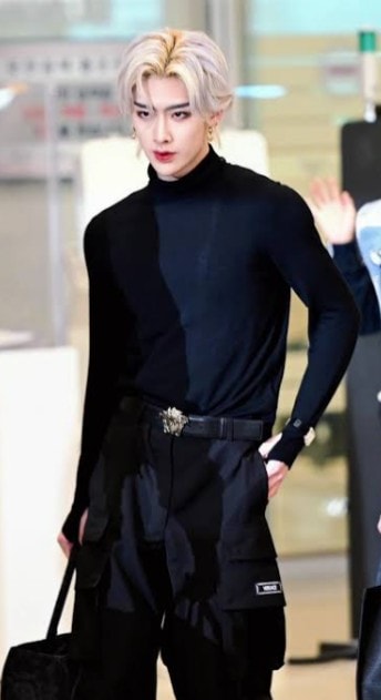 V Top 10 Fashionable K-Pop Idols (photo 2 of 4)