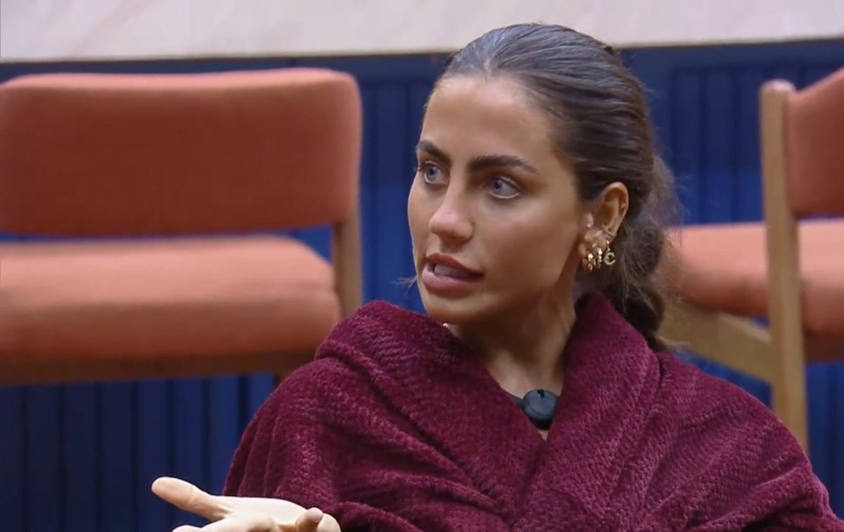 Catherine discusses ex-boyfriends on #AFazenda