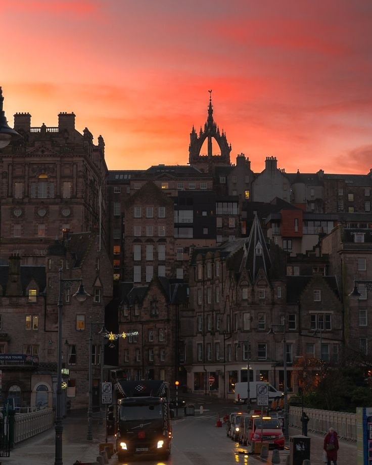 Edinburgh sunset colors (photo 2 of 4)