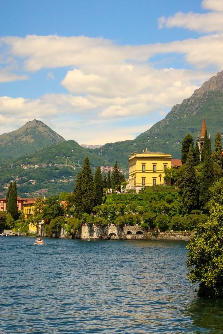 Lake Como scenic landscape (photo 4 of 4)