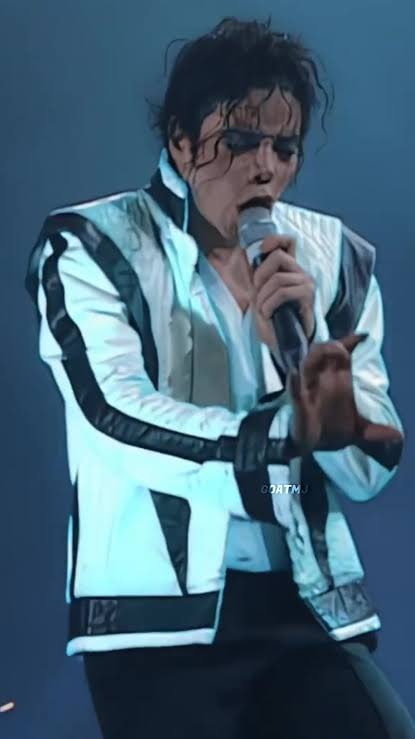 Singer red leather jacket stage performance (photo 2 of 4)