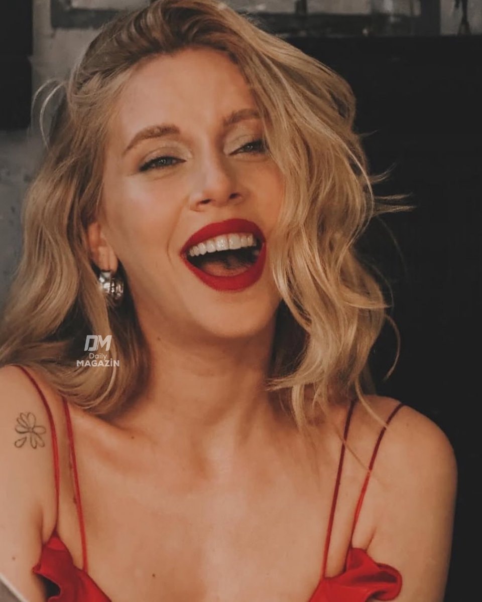 Melis İşiten blonde hair red lipstick