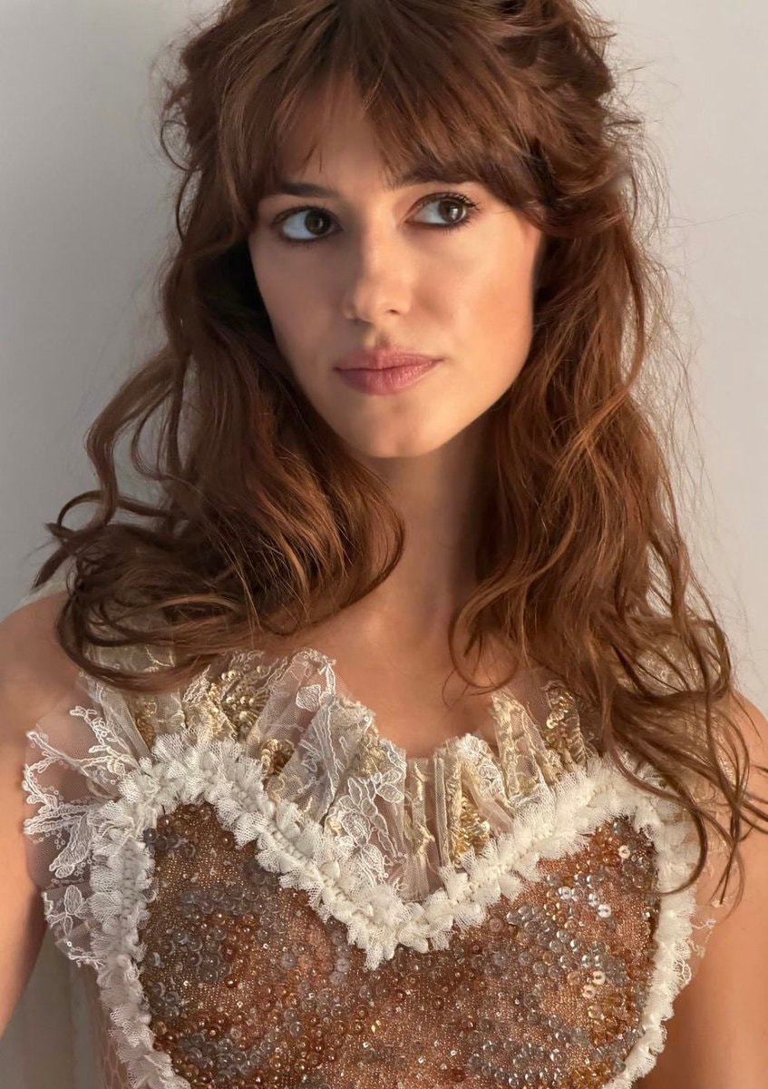Daisy Edgar-Jones stunning photos (photo 2 of 2)