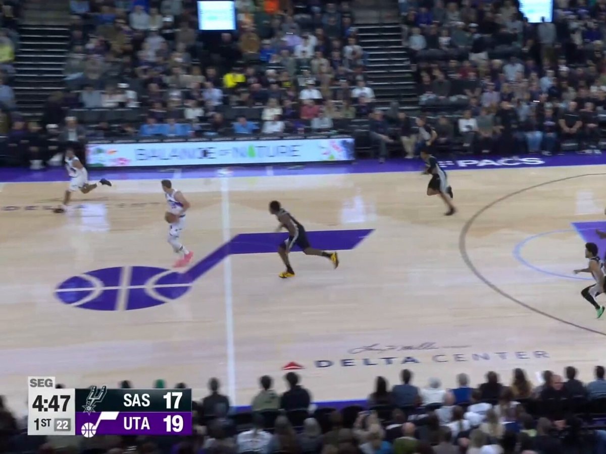 Lauri Markkanen windmill dunk 🔥