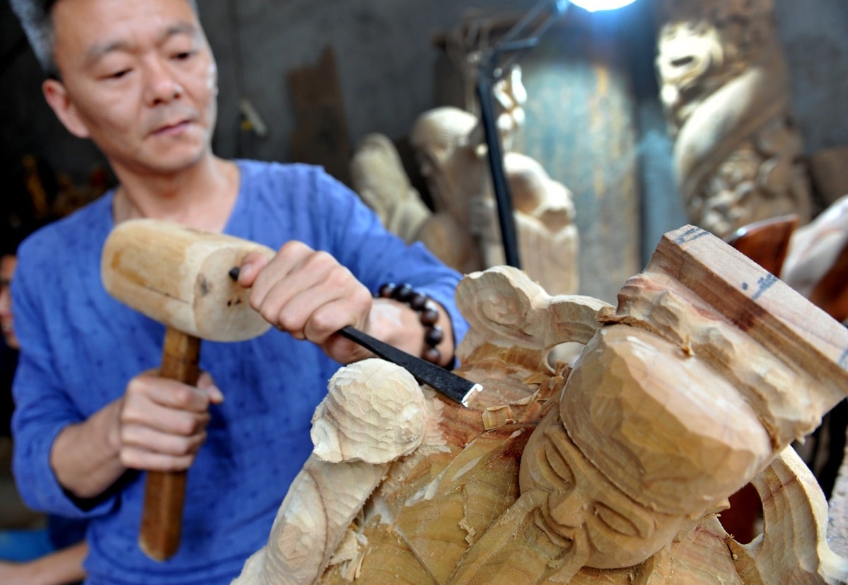 Jiangxi folk artists carving wood
