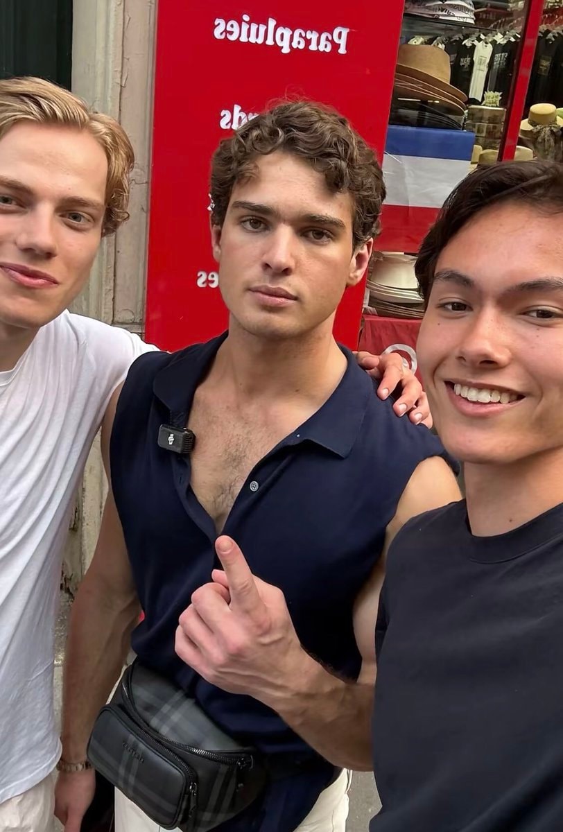 Clavicular selfie with fans Clavicular selfie with fans
