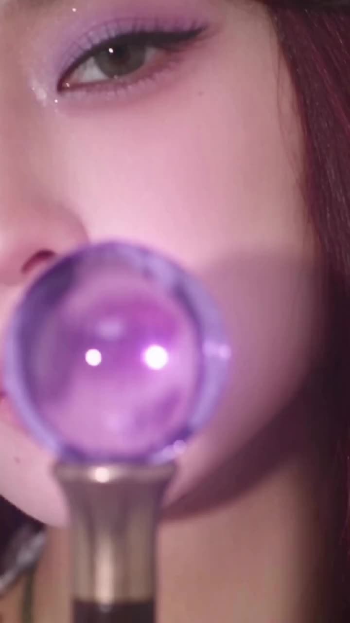 Purple eye makeup moment Purple eye makeup moment