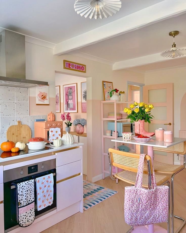 Pastel coloured kitchens (photo 3 of 4)