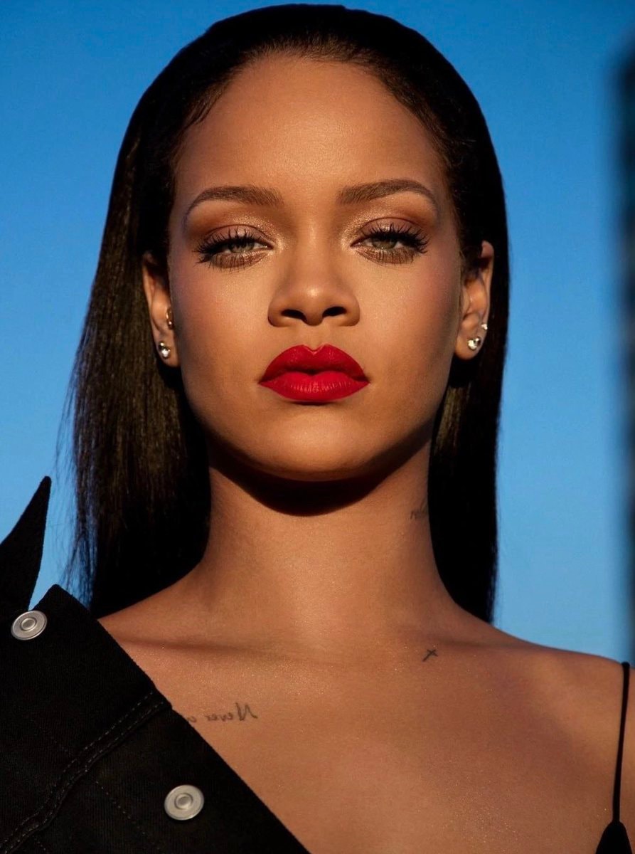 Rihanna image control (photo 2 of 4)