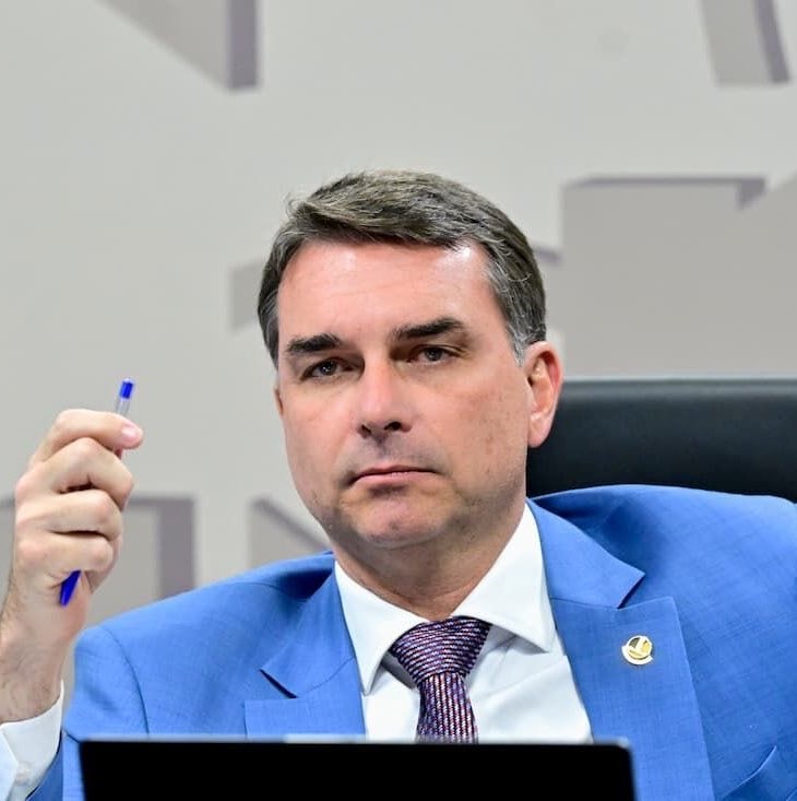 Ana Elisa on Flávio Bolsonaro (photo 2 of 2) Ana Elisa on Flávio Bolsonaro (photo 2 of 2)