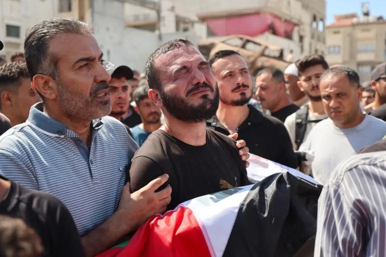 Gaza families bury 105 recovered after airstrike Gaza families bury 105 recovered after airstrike