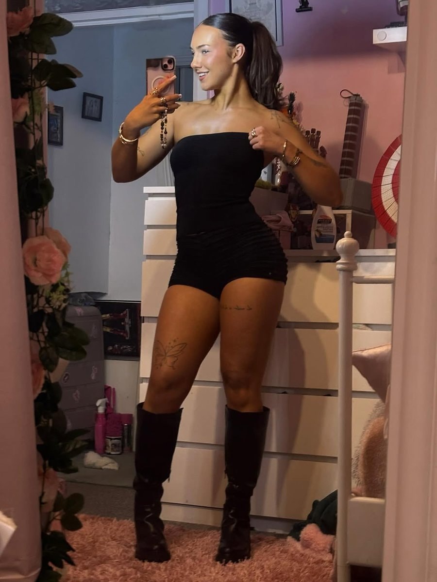 Mia Dobson mirror selfie (photo 3 of 4)
