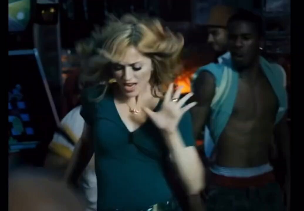 Madonna performance after fracturing 9 bones