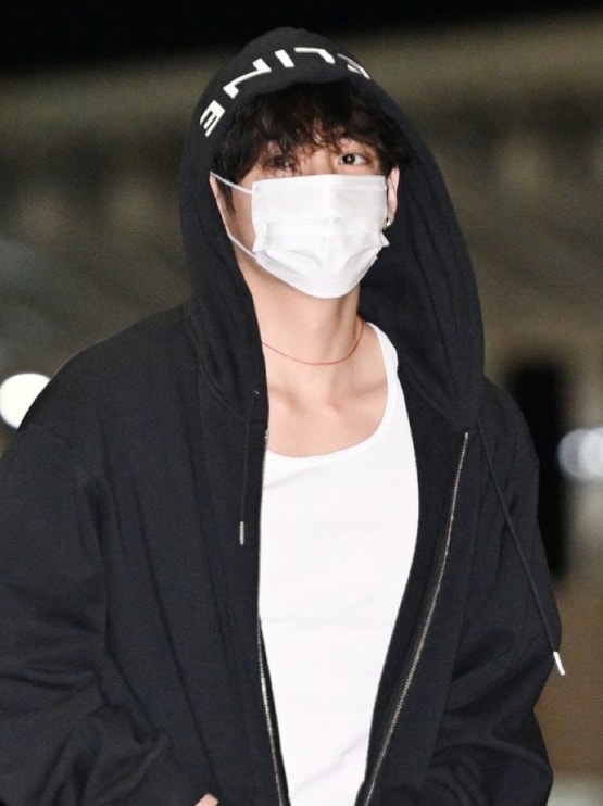 Taehyung airport black hair (photo 2 of 2)