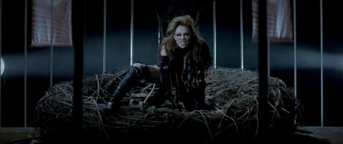 Miley Cyrus Can't Be Tamed (photo 4 of 4)