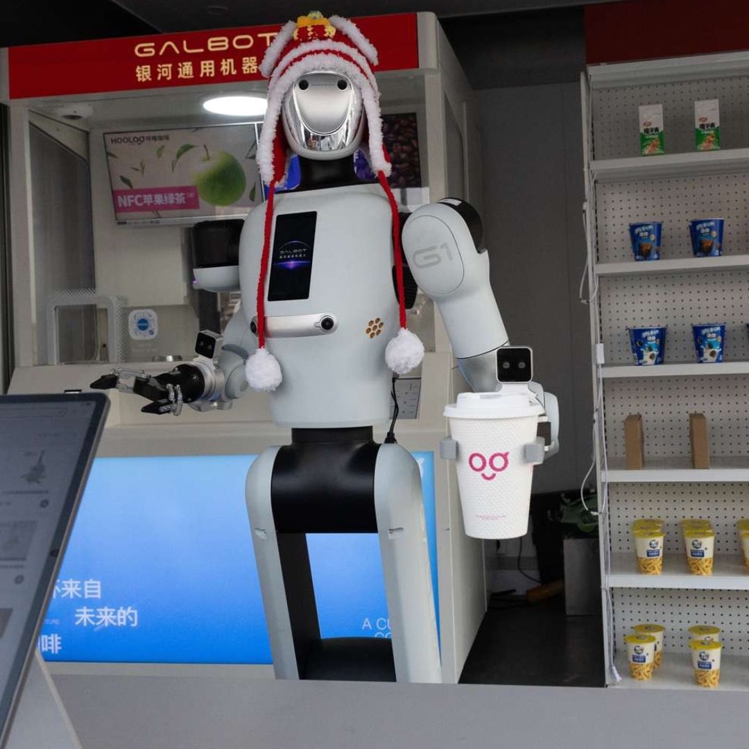 China humanoid robot convenience store 🚨 (photo 2 of 2)