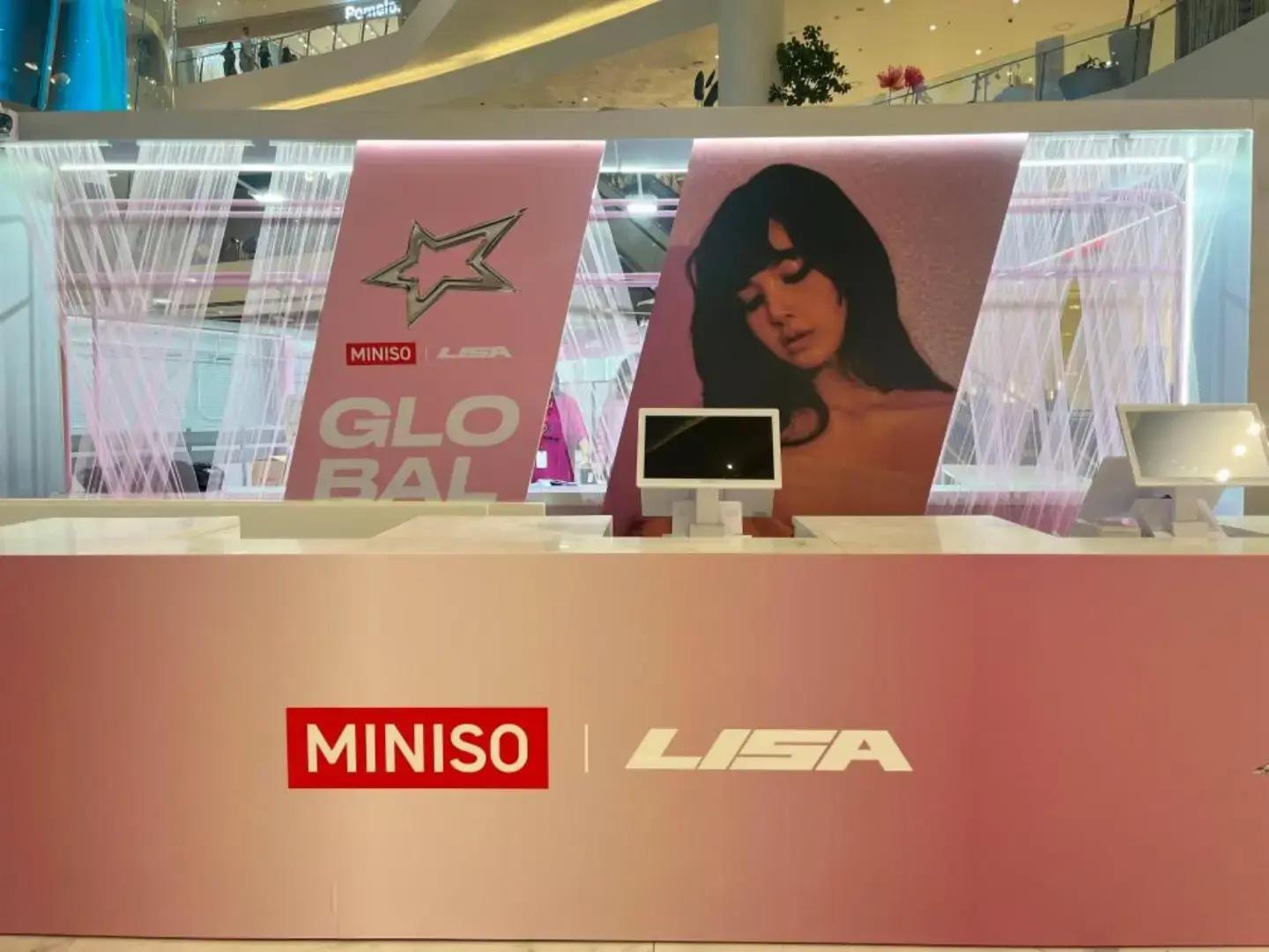 MINISO LISA GLOBAL POP-UP (photo 3 of 4)