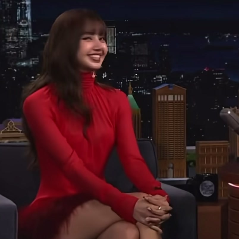 Lisa Blackpink in red dress