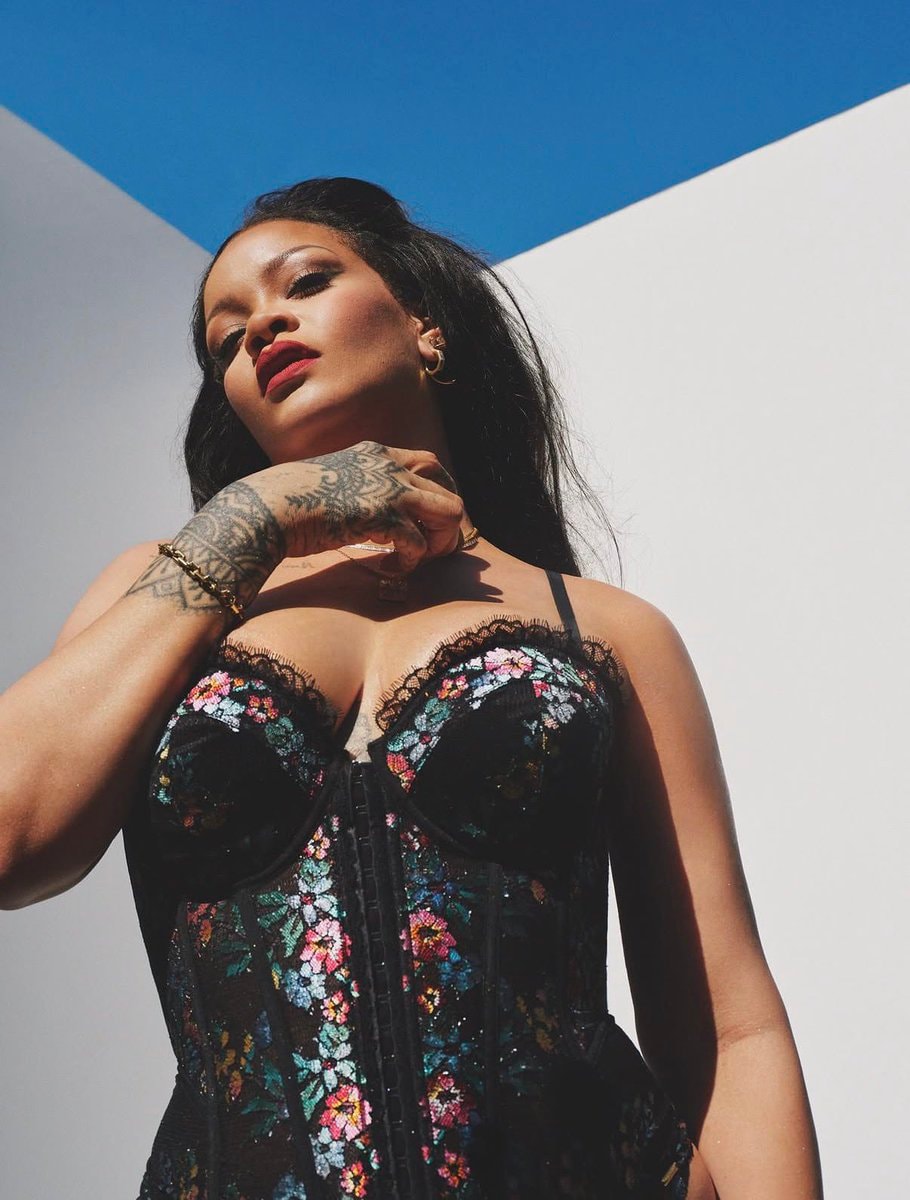 Rihanna positive feed presence (photo 2 of 4)