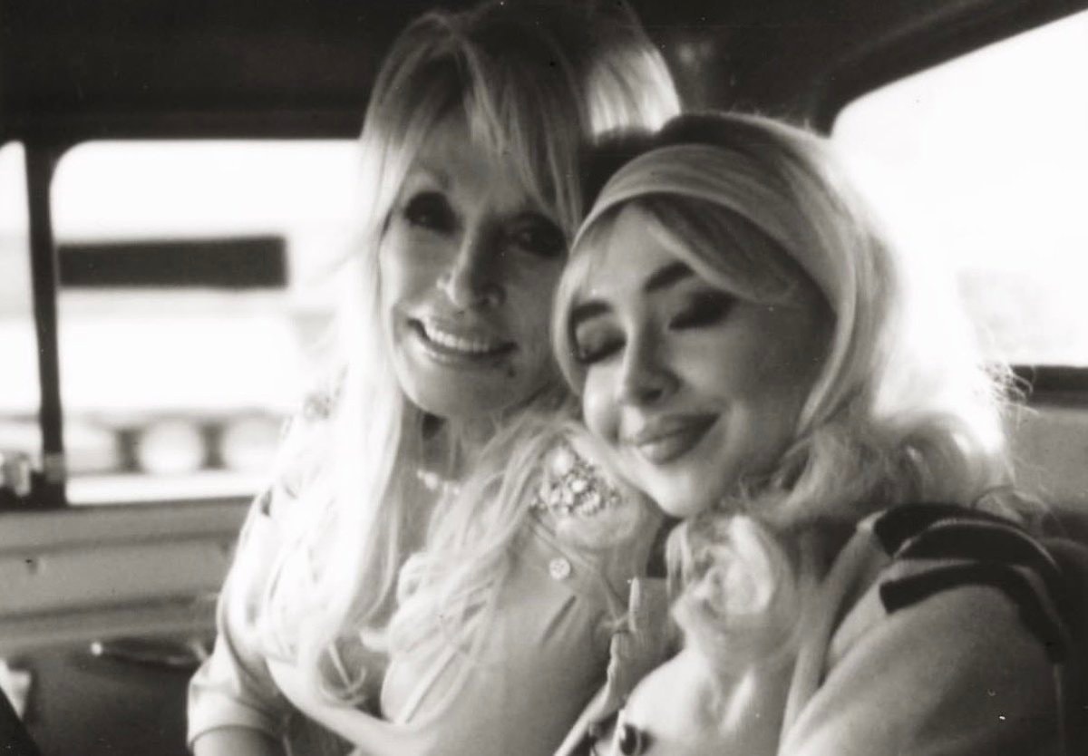 Sabrina Carpenter tribute to Dolly Parton