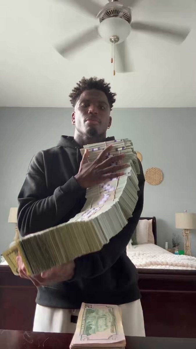 Tyreek Hill with cash