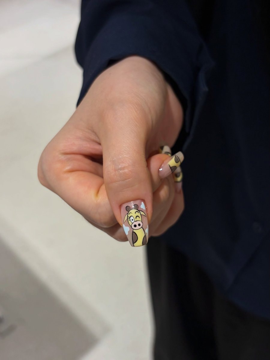 creative nail art design (photo 2 of 3)