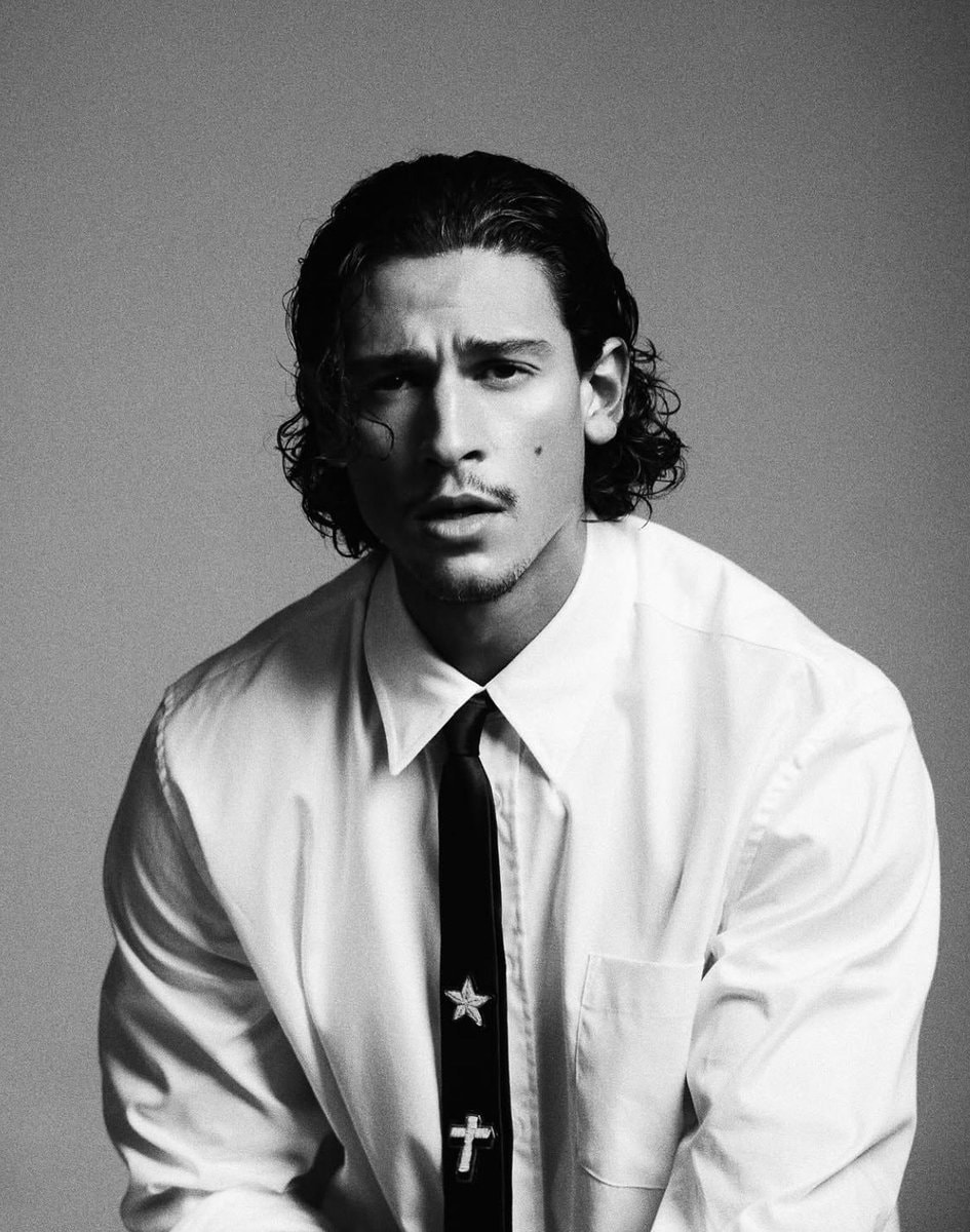 Emilio Sakraya as Xaden