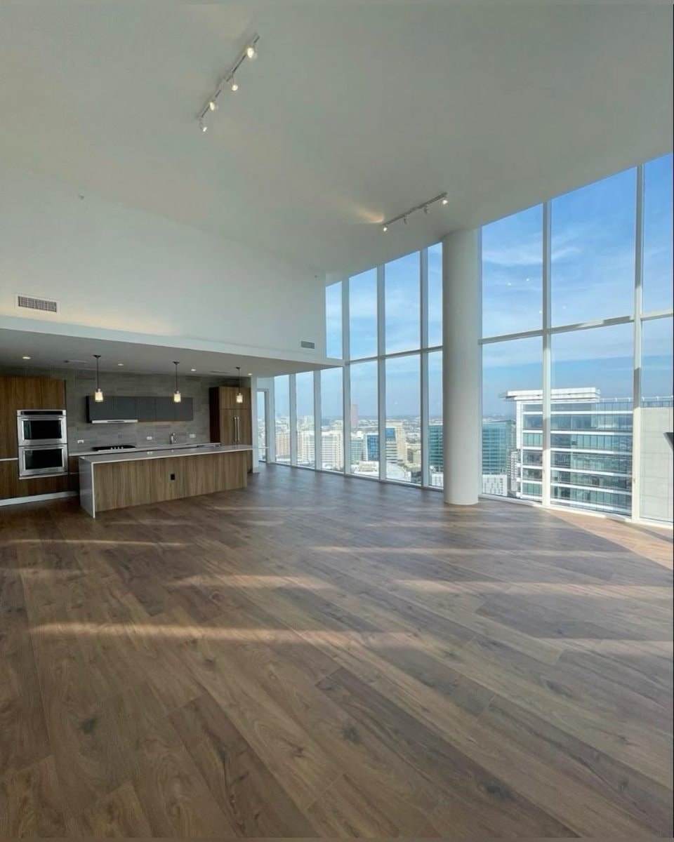 Penthouse with skyline view (photo 1 of 3)