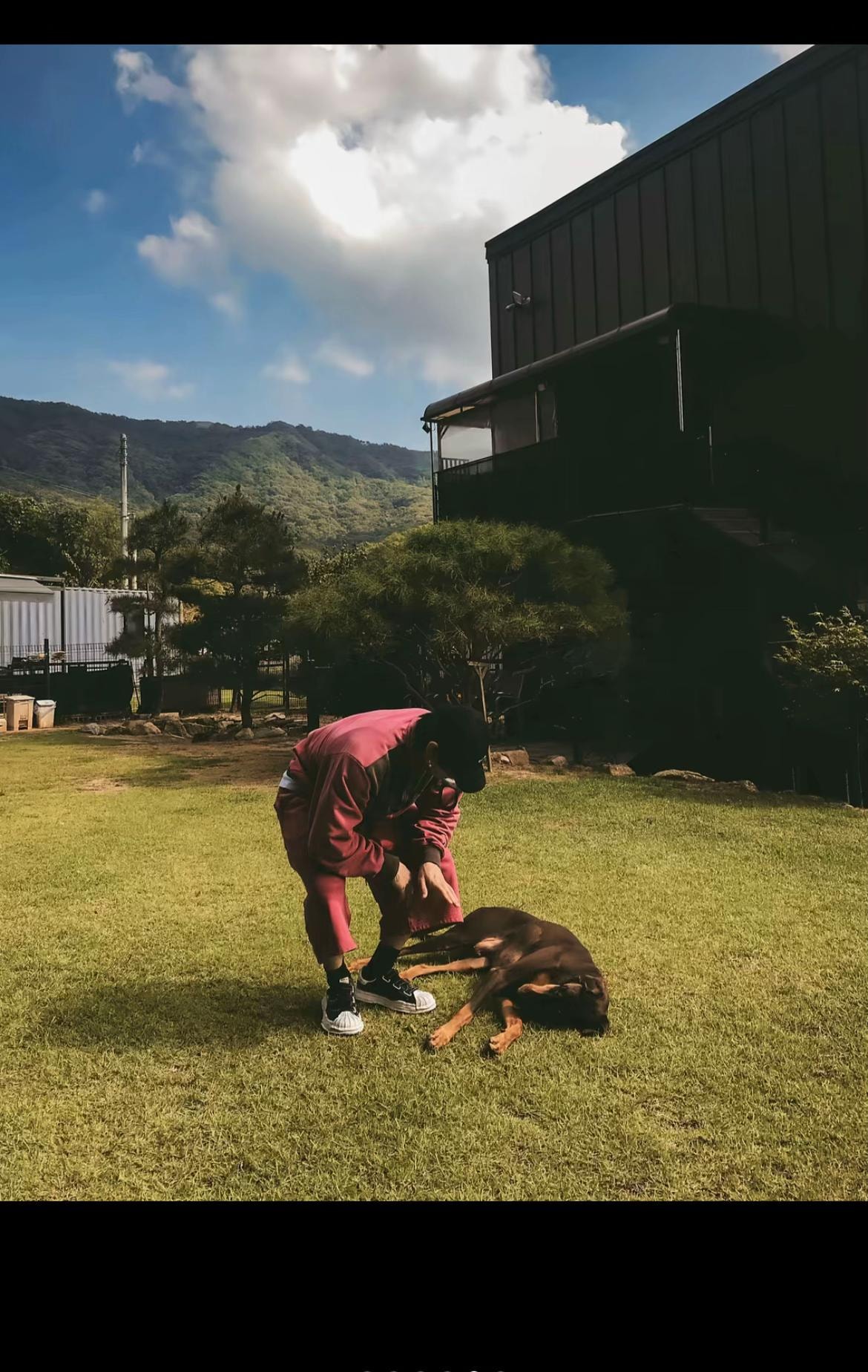Jungkook in pink tracksuit (photo 3 of 4)