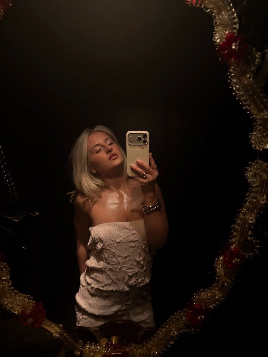 Daisy Campbell mirror selfie (photo 2 of 2)