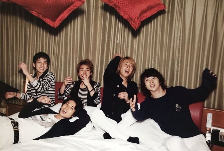 arashi candid moment (photo 3 of 4)