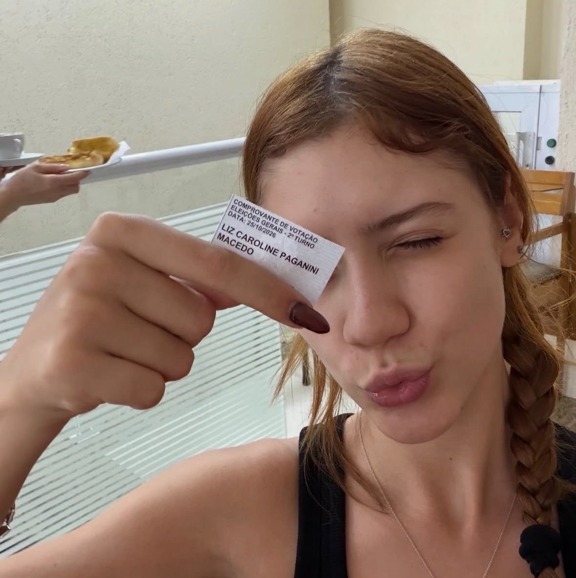Liz Macedo votes in 2º turno